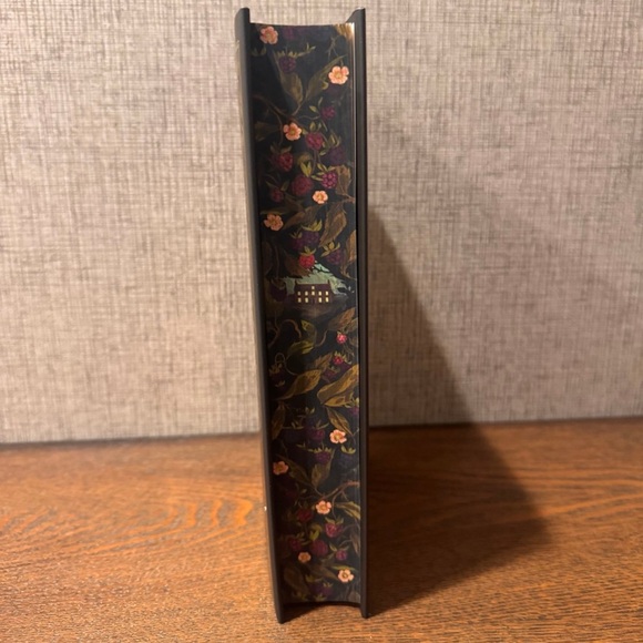 Fairyloot Exclusive Edition of Savage Blooms - Picture 4 of 6